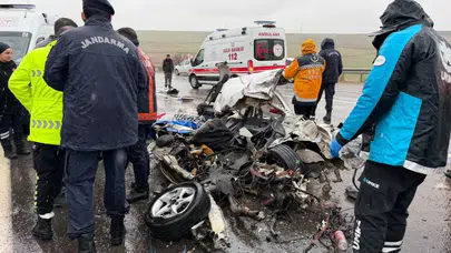 Adıyaman’da yürek yakan kaza...Otomobil kağıt gibi ezildi!