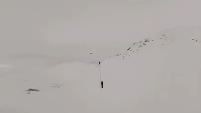 Şırnak’ta insanlık dersi: Bez sallayarak helikoptere yol gösterdi!