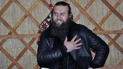 Diriliş Ertuğrul’un Melikşah Alp’i Melikşah Özen'den atlı ve kostümlü 'Evet!'