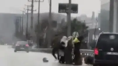 Yol ortasında kavga, kadınlar ayırmaya çalıştı: Bursa'da motokuryeye tekme tokat saldırı!