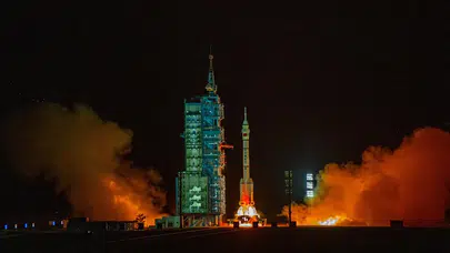 Uzay enkazı Çin’i vurdu: Hasar gören uzay mekiği insansız geri döndü