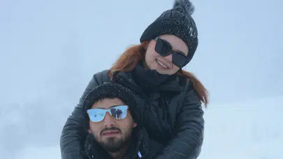 Soğuk zirvede aşk sıcacık kaldı... Uludağ’da yılın ilk romantik anı yaşandı!