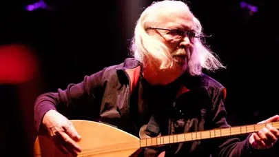 Aracıyla restorana giren Cahit Berkay’dan duyarlı mesaj: ‘Herkese kazasız bir yıl diliyorum!'