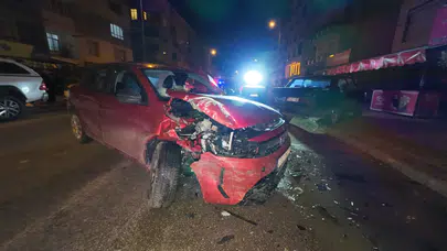 Kaldırıma savrulan araç, geceyi kabusa çevirdi! Gürültüyle uyandılar, kazayla karşılaştılar