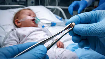 Bir anlık dikkatsizlik can alıyordu: Karaman'da 6 aylık bebeğin boğazına pil kaçtı!