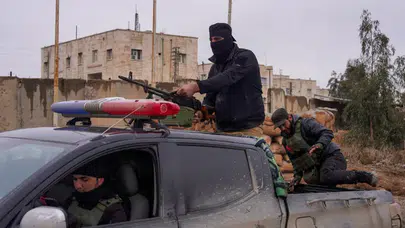 Yol kapalı, Fırat açık: Kuşatma altındaki köylere yardım ulaştırıldı!