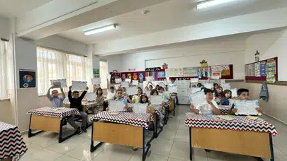 Karneler dağıtıldı, tatil başladı: Erzincan’da 41 bin 002 öğrenci tatile girdi.