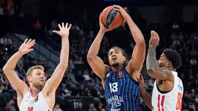 Anadolu Efes evinde direndi ama Olympiakos engelini aşamadı