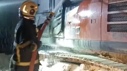 Bir anda alev aldı, ekipler seferber oldu: Batman'da iş makinesi yangını!