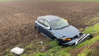 Direksiyon hakimiyeti kayboldu! Otomobil tarlaya uçtu