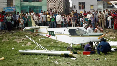 Hindistan’da gökyüzünde tehlike: Eğitim uçağı düştü!