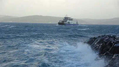 Çanakkale’de lodos alarmı! Boğaz kapatıldı, seferler durduruldu