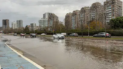 Kartal’da deniz taştı, sürücüler yolda mahsur kaldı!
