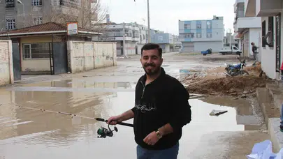 Adana'da dükkanını su basan esnaftan protesto: 'Balık çıkmaz ama sesimizi duyarlar'