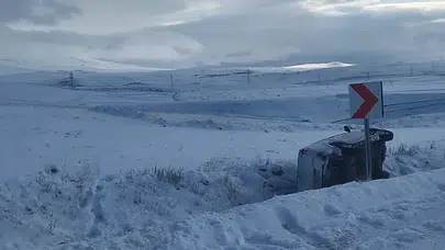 Direksiyon hakimiyetini kaybetti, araç yan yattı!