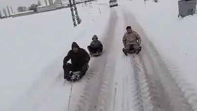 Fren yok, kask yok, ama kahkaha bol! İçleri ısıtan o anlar kamerada...