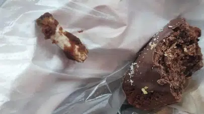 Bir ısırık yetti! Kurabiyenin içinden izmarit çıktı!