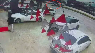 Sürücüsünün kontrolünü kaybettiği otomobilin aydınlatma direğine çarptığı anlar kamerada fotoğraf