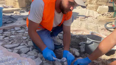 Antalya Belek Üniversitesi’nden Olympos’ta tarihi keşif: Mozaik yazıtlar ortaya çıkarıldı