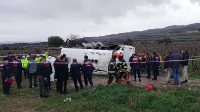 Yolculuk kabusa dündü! Denizli'de şarampole devrilen midibüste can pazarı