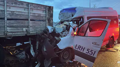 Kocaeli'de korkunç çarpışma! Servis minibüsü hurdaya döndü