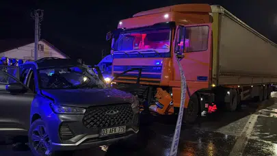 Afyonkarahisar’da kavşakta can pazarı...Tırla otomobil hurdaya döndü!