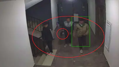 Apartmana girdiler, ayakkabıları çaldılar! Hırsızlık kamerada