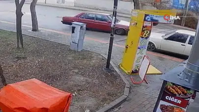 Karaman’da drift faciası kamerada: Park halindeki araca çarpıp kaçtı, plakasını düşürdü!