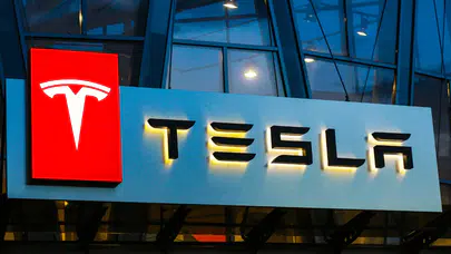Milyarlarca dolarlık plan: Tesla'dan süper bilgisayar 'DOJO'yu devreye alıyor