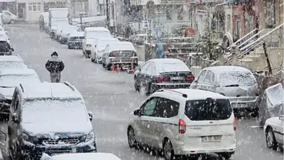Kütahya beyaza büründü: Kar ulaşımı felç etti!