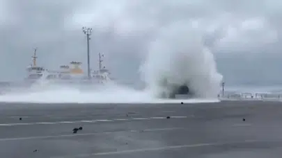 Dev dalgalar iskeleleri dövdü! Yalova’da deniz öfkesini kustu