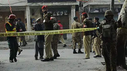Pakistan’da pusu: Polis aracına bomba, 6 güvenlik görevlisi öldü!
