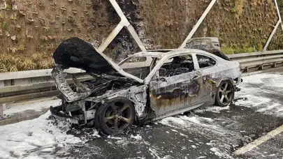 Seyir halindeydi, bir anda alev aldı! Fatih’te otomobil kül oldu