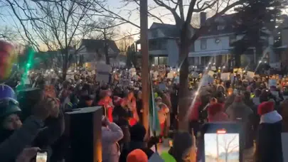 ABD'nin Minneapolis kentinde yüzlerce kişi, ICE tarafından öldürülen kadını andı