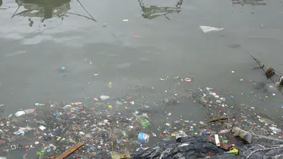 Pendik’te utandıran tablo: Atık sular denizi çamura çevirdi, felaket havadan kayda geçti!