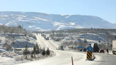 Malatya'da buzlanma krizi! Araçlar yolda kaldı