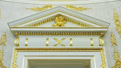 Trump Beyaz Saray’ı altınla kuşattı: Tarihi kanat yıkıldı, balo salonu kaosu patladı!