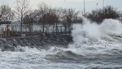 Konya’yı fırtına vurdu: Evler uçtu, minare kaplamaları döküldü!
