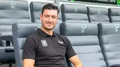 Frankfurt’un Yeni Hocası Türkiye’den! Riera Kimdir, Hangi Takımları Çalıştırdı, Kaç Yaşında?