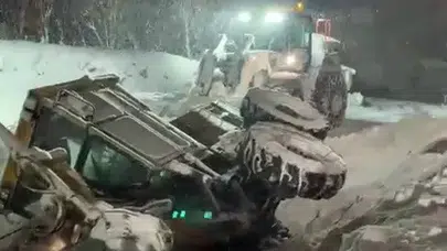 Erzurum’da karla mücadele çalışmaları sırasında kaza! Greyder yoldan çıkarak devrildi