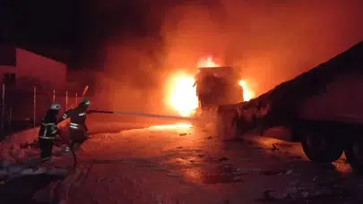 Hatay’da geceyi alevler aydınlattı! Seyir halindeki tır küle döndü