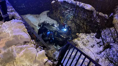 Direksiyon hakimiyeti kayboldu, otomobil köprüden düştü