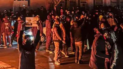 İran dayanışma eylemi facianın eşiğinden döndü: Kamyonet kalabalıkta dehşet saçtı!