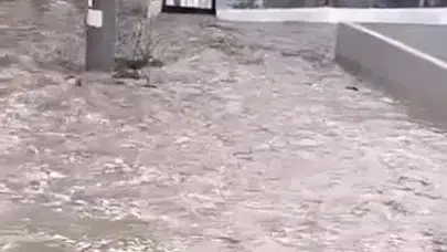 Sağanak yağış İzmir’i vurdu: Menderes’te sokaklar göle döndü!