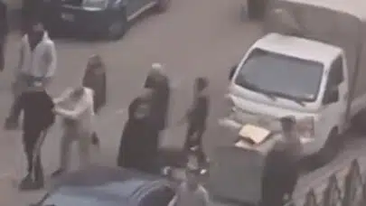 Yumruklar havada uçuştu! Kavga kontrolden çıktı, vatandaşlar araya girdi