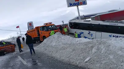 Yağış felaketi getirdi... Van'da yolcu otobüsü yoldan çıkıp direğe saplandı!
