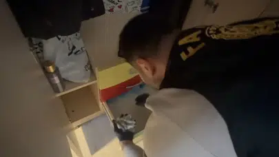 Gündüz gözüyle silahlı saldırı: Fatih'te eve kurşun yağdı!