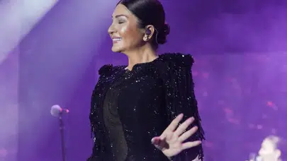 Sibel Can yıllara meydan okudu: Şıklığı ve güçlü sesiyle sahneyi alevlendirdi