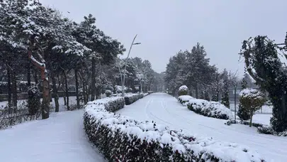 Esenler’de kar yağışı etkisini artırıyor, ilçe beyaza büründü