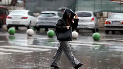 Kırklareli’ni gökgürültülü sağanak vurdu: Cadde ve sokaklar sular altında!